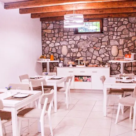 לינה וארוחת בוקר Le Oreadi 3*