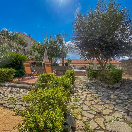 לינה וארוחת בוקר Le Oreadi 3*