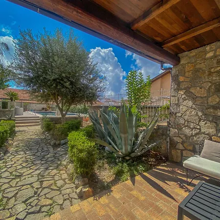 Le Oreadi לינה וארוחת בוקר 3*