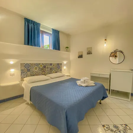 לינה וארוחת בוקר Le Oreadi אג'רולה